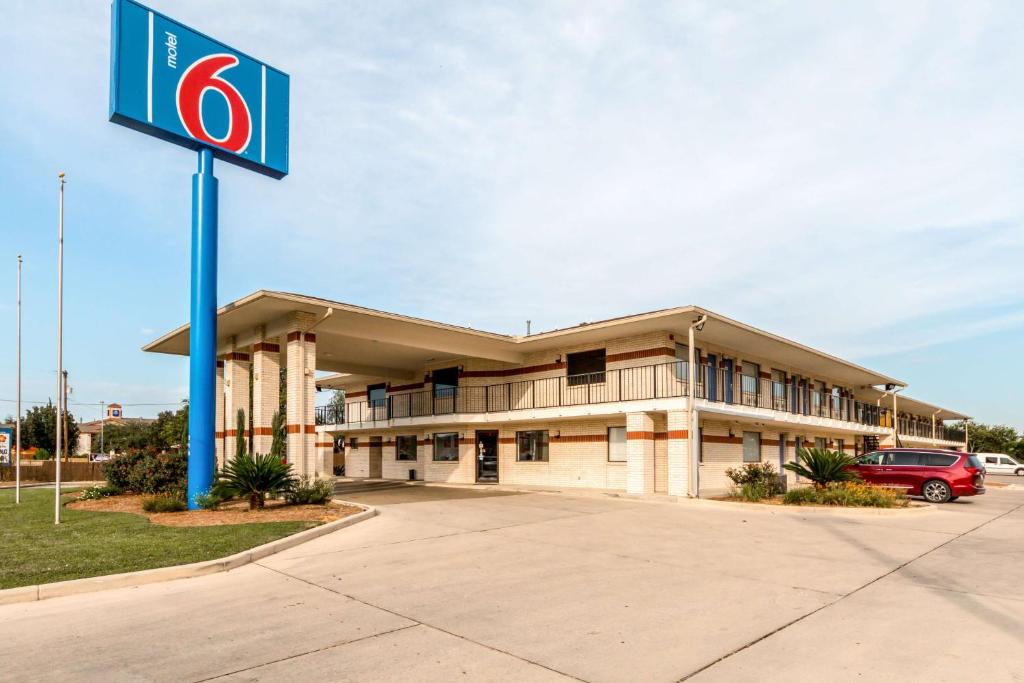 Motel 6-San Antonio TX - South WW White Rd Main image 1